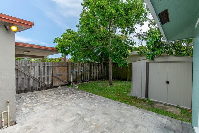 2831 N SEACREST Boulevard, Boynton Beach, FL 33435