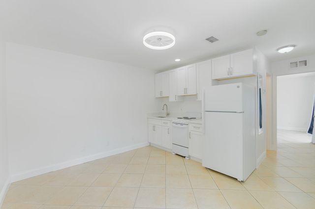 2831 N SEACREST Boulevard, Boynton Beach, FL 33435