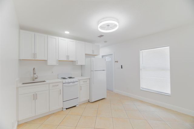 2831 N SEACREST Boulevard, Boynton Beach, FL 33435
