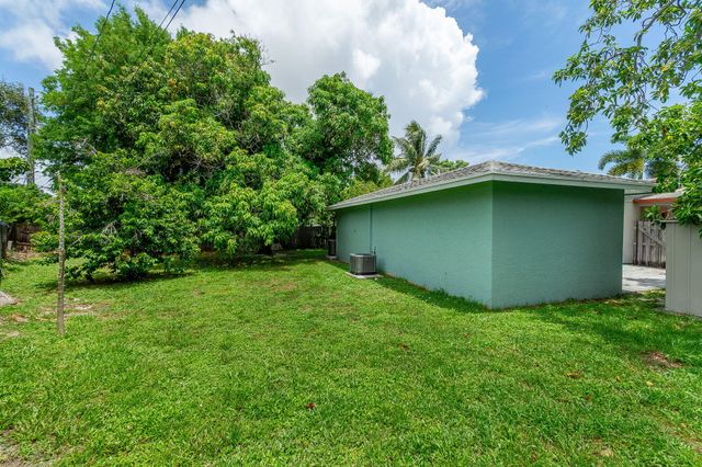 2831 N SEACREST Boulevard, Boynton Beach, FL 33435