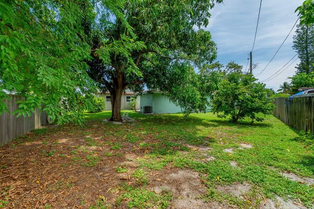 2831 N SEACREST Boulevard, Boynton Beach, FL 33435