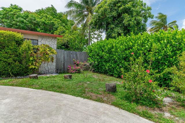 2831 N SEACREST Boulevard, Boynton Beach, FL 33435