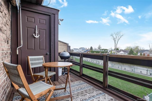 140 Mariners Way, Copiague, NY 11726