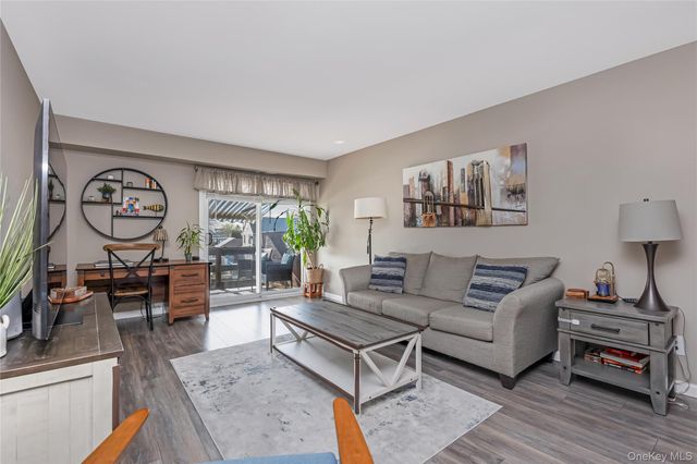 140 Mariners Way, Copiague, NY 11726