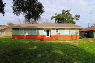 609 Magnolia Street, Lake Jackson, TX 77566