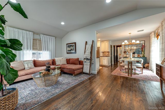 10 Laurel Road, Kings Park, NY 11754