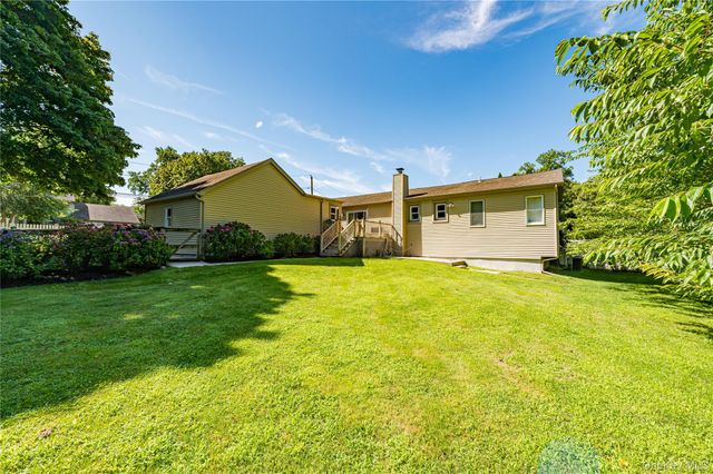 10 Laurel Road, Kings Park, NY 11754