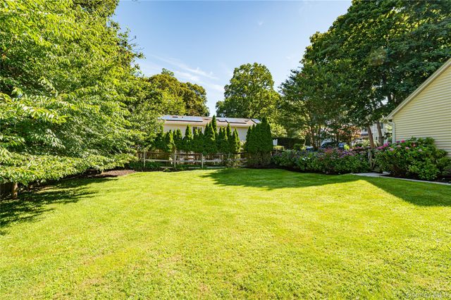 10 Laurel Road, Kings Park, NY 11754