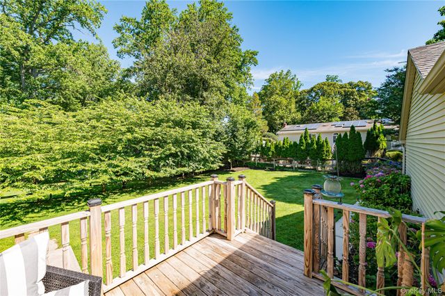 10 Laurel Road, Kings Park, NY 11754