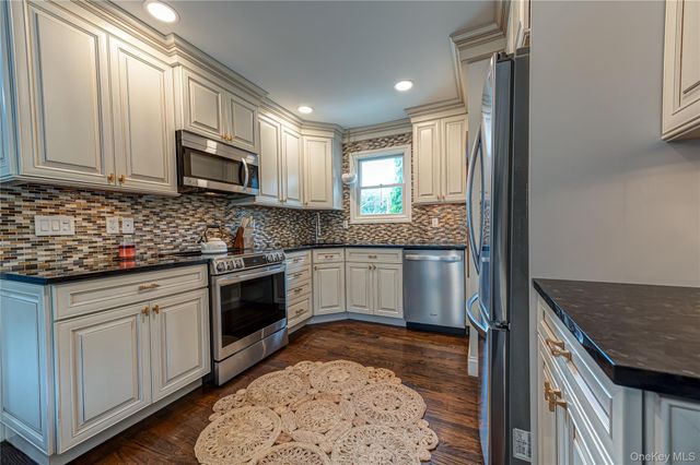 10 Laurel Road, Kings Park, NY 11754
