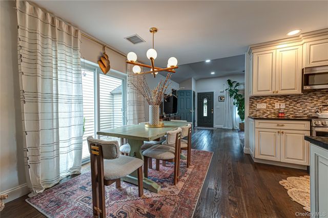 10 Laurel Road, Kings Park, NY 11754