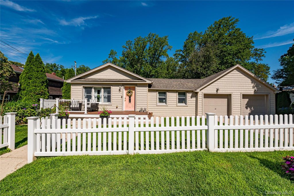 10 Laurel Road, Kings Park, NY 11754