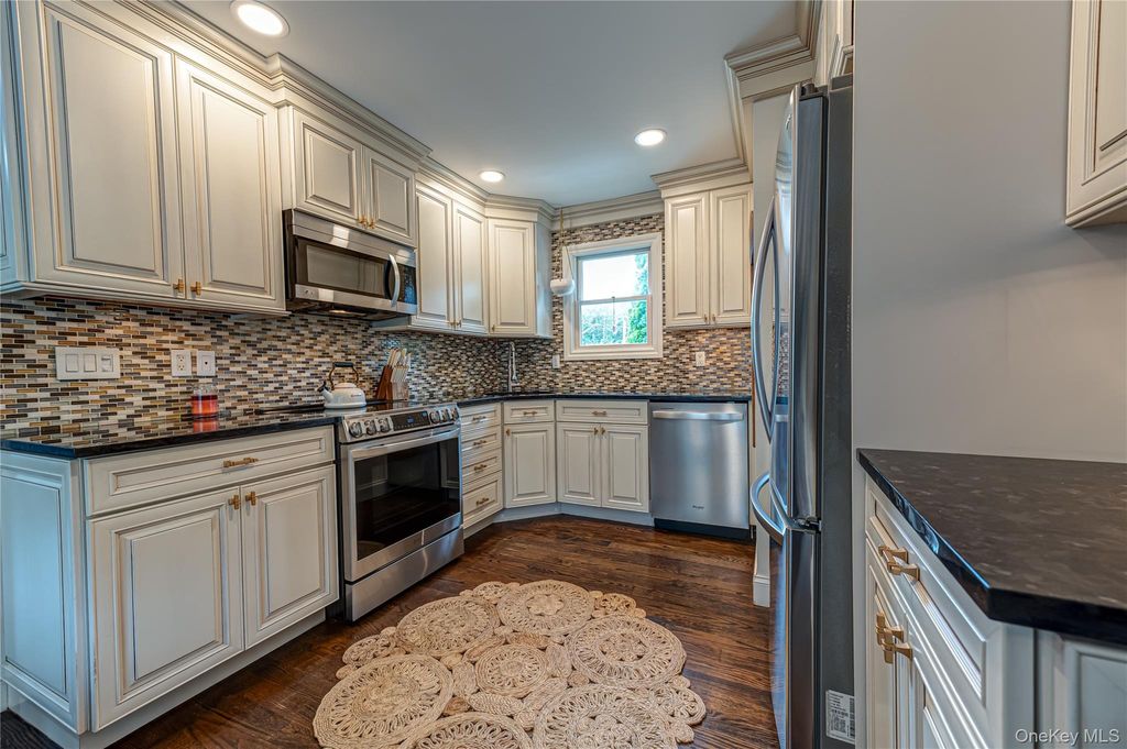 10 Laurel Road, Kings Park, NY 11754 — photo 5
