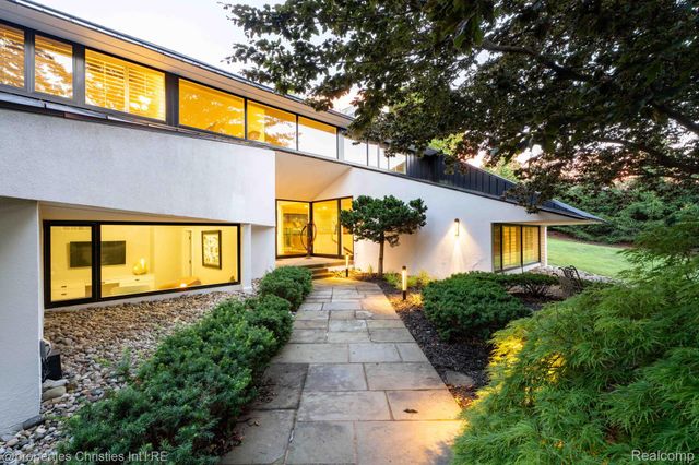 270 Martell Drive, Bloomfield Hills, MI 48304