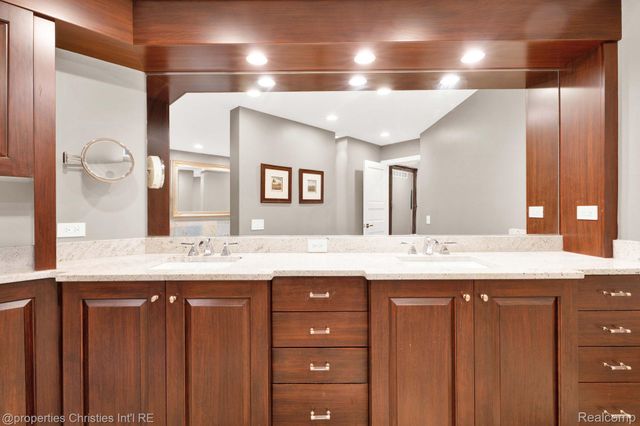 270 Martell Drive, Bloomfield Hills, MI 48304