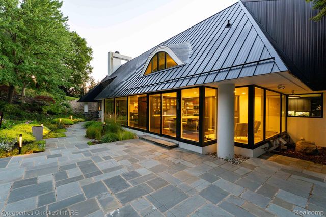 270 Martell Drive, Bloomfield Hills, MI 48304