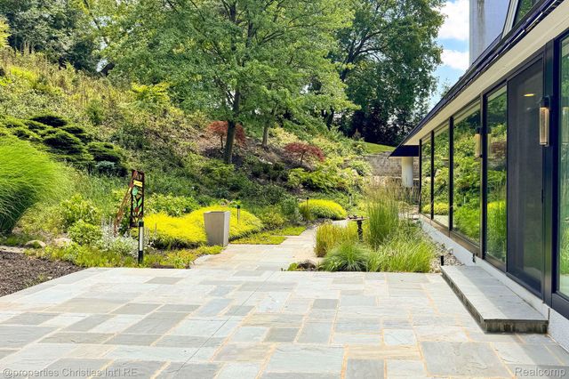 270 Martell Drive, Bloomfield Hills, MI 48304