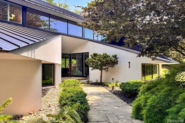 270 Martell Drive, Bloomfield Hills, MI 48304