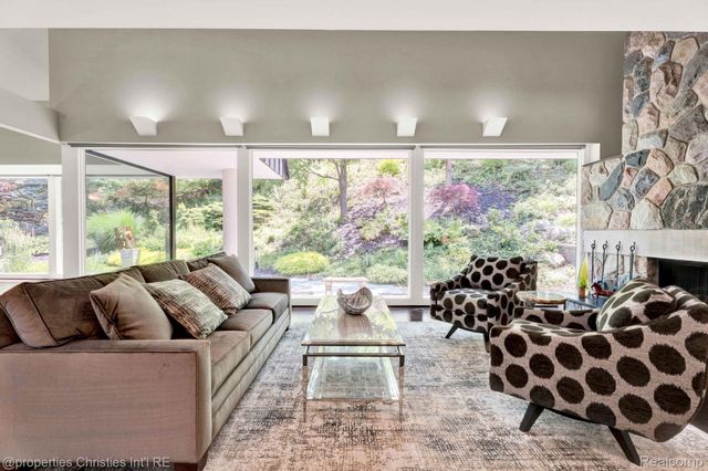 270 Martell Drive, Bloomfield Hills, MI 48304