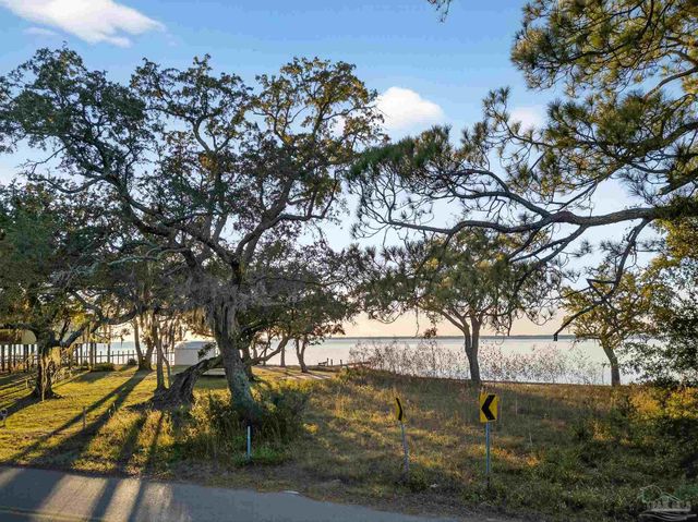 293 S Garcon Point Rd, Milton, FL 32583