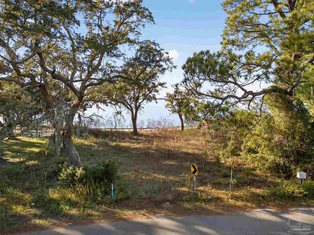 293 S Garcon Point Rd, Milton, FL 32583