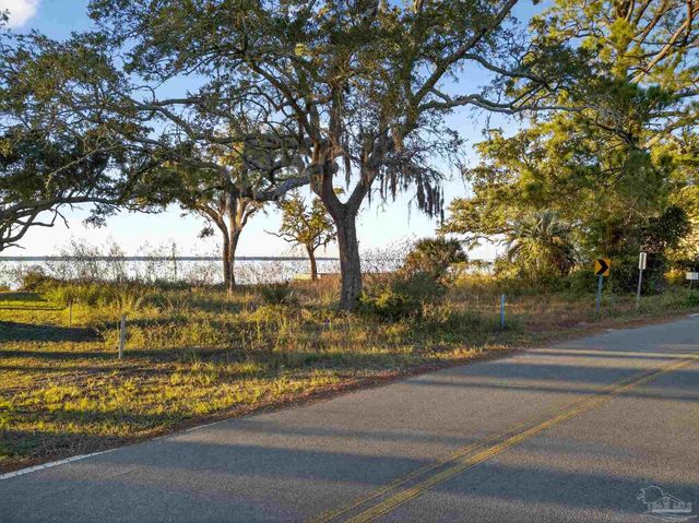 293 S Garcon Point Rd, Milton, FL 32583