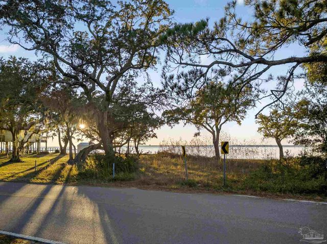 293 S Garcon Point Rd, Milton, FL 32583