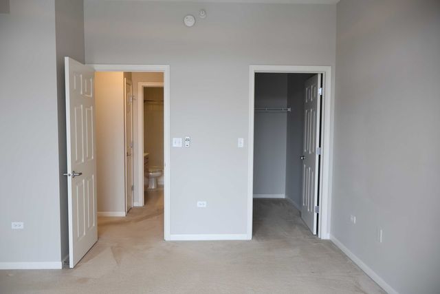 390 S Western Avenue 702, Des Plaines, IL 60016