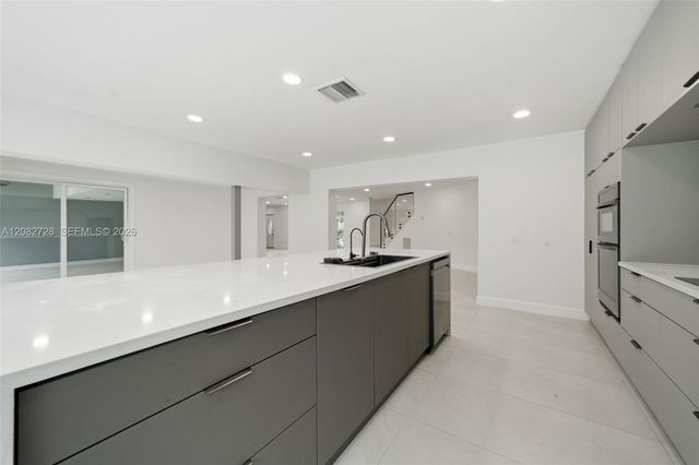 6700 E Tropical Way, Plantation, FL 33317