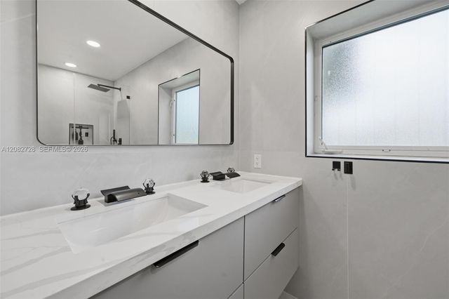 6700 E Tropical Way, Plantation, FL 33317