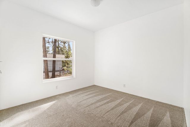 52657 Skidgel Road, La Pine, OR 97739