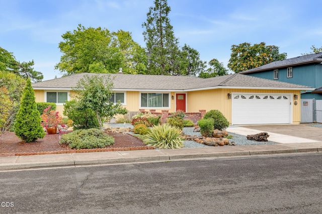 732 Sandra Lane, Central Point, OR 97502