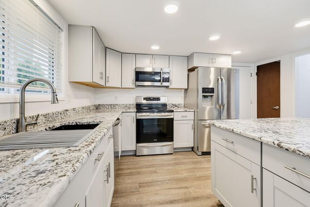 732 Sandra Lane, Central Point, OR 97502