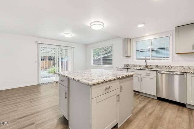 732 Sandra Lane, Central Point, OR 97502