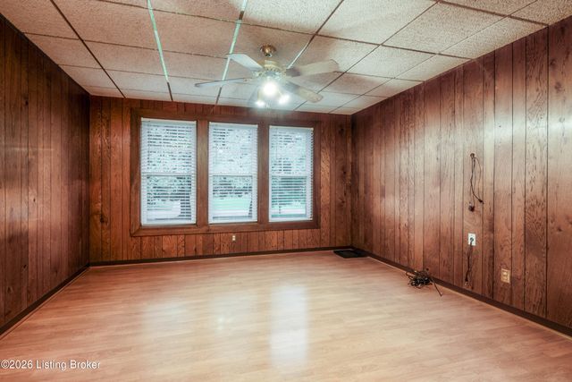 3227 Robin Rd, Louisville, KY 40213