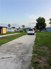 33 Poinsettia DR, Fort Myers, FL 33905