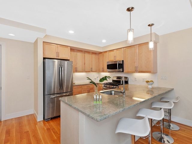 321 Hammond Pond Pkwy 106, Brookline, MA 02467