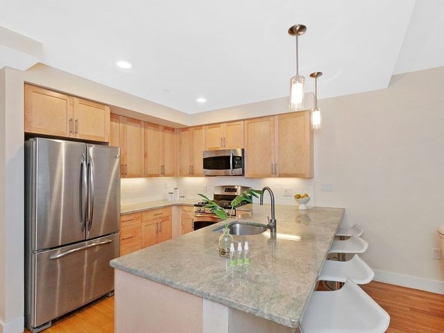 321 Hammond Pond Pkwy 106, Brookline, MA 02467
