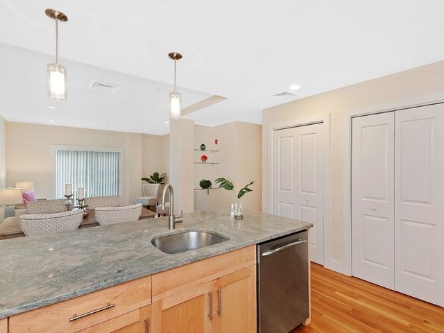 321 Hammond Pond Pkwy 106, Brookline, MA 02467