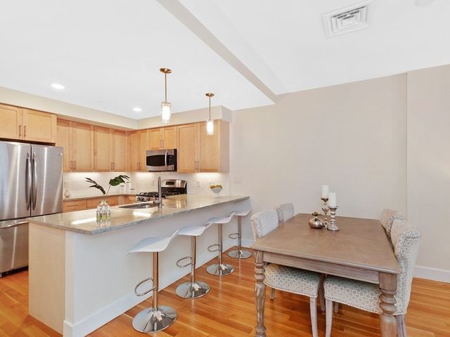 321 Hammond Pond Pkwy 106, Brookline, MA 02467