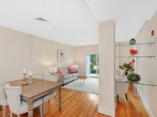 321 Hammond Pond Pkwy 106, Brookline, MA 02467