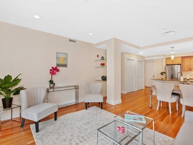 321 Hammond Pond Pkwy 106, Brookline, MA 02467