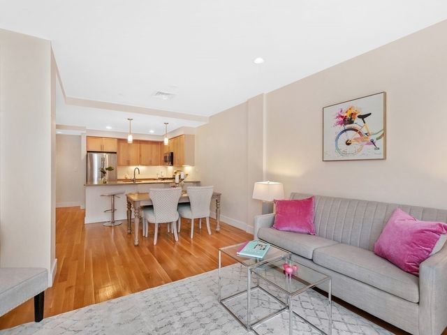 321 Hammond Pond Pkwy 106, Brookline, MA 02467