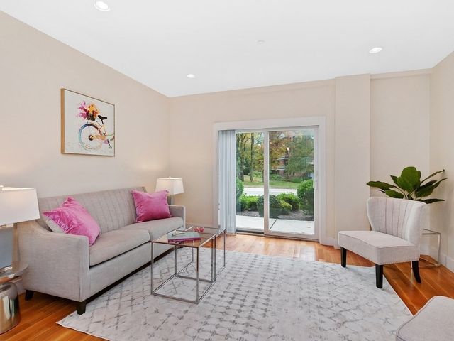 321 Hammond Pond Pkwy 106, Brookline, MA 02467