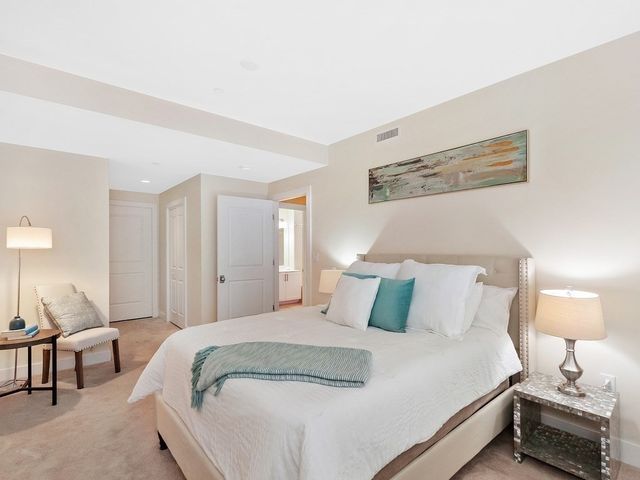 321 Hammond Pond Pkwy 106, Brookline, MA 02467