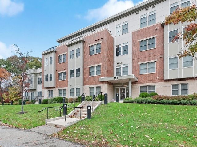 321 Hammond Pond Pkwy 106, Brookline, MA 02467