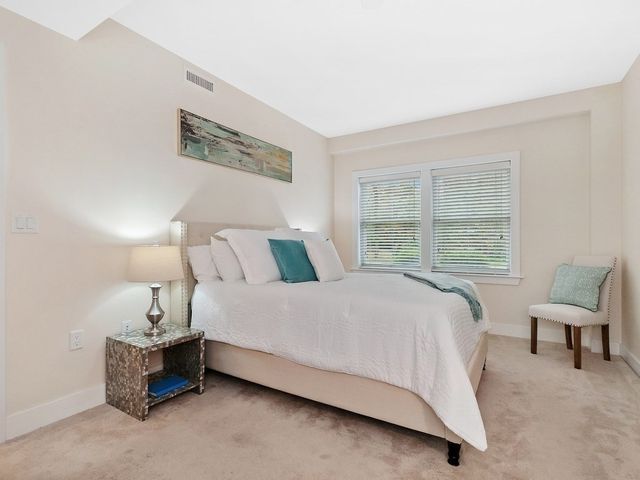 321 Hammond Pond Pkwy 106, Brookline, MA 02467