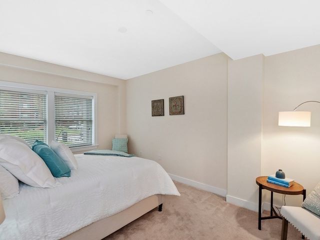 321 Hammond Pond Pkwy 106, Brookline, MA 02467