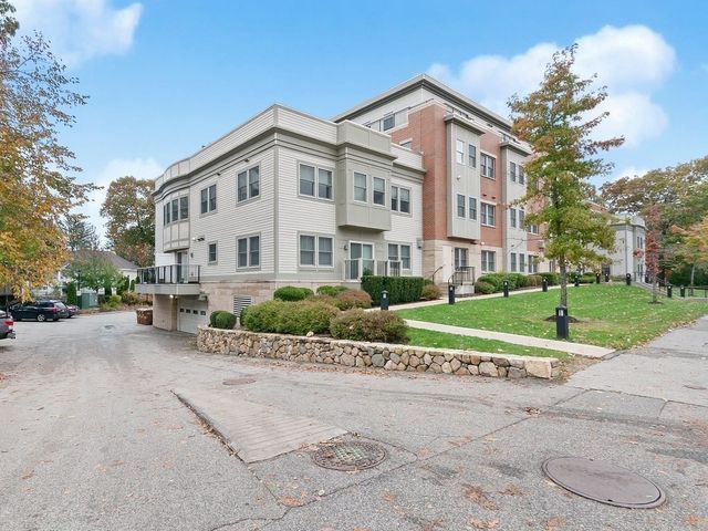 321 Hammond Pond Pkwy 106, Brookline, MA 02467
