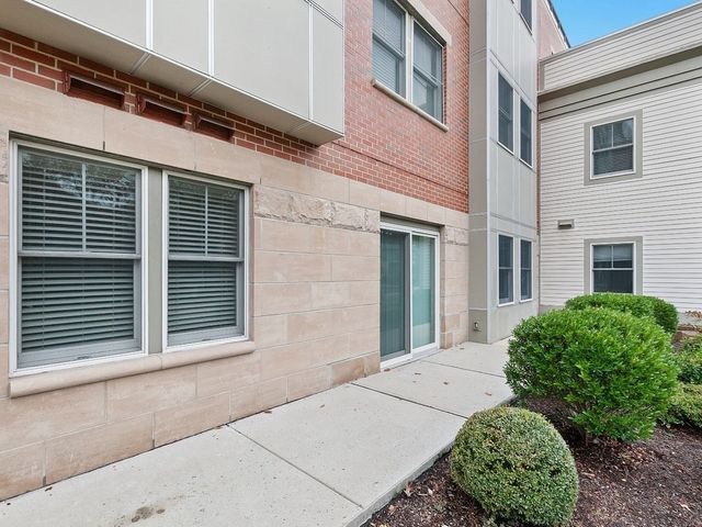 321 Hammond Pond Pkwy 106, Brookline, MA 02467